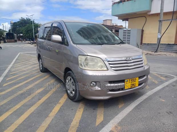 Toyota Noah 2.0 AWD (8 Seater) 2005 Silver