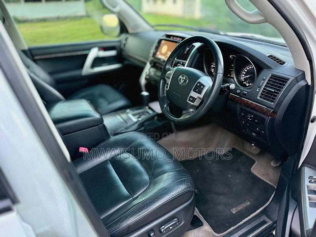 Toyota Land Cruiser 2015 White