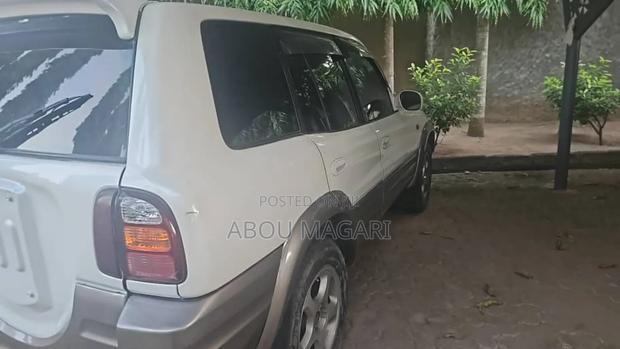 Toyota RAV4 1999 Off white