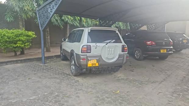 Toyota RAV4 1999 Off white