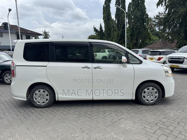 Toyota Noah 2011 White