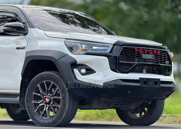 Toyota Hilux 2022 White