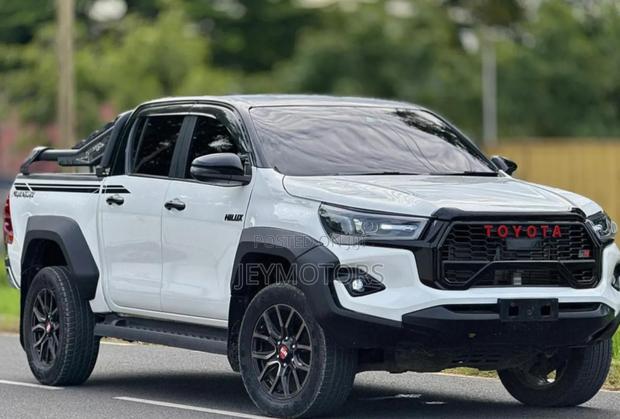 Toyota Hilux 2022 White