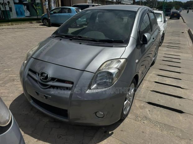 Toyota Vitz 2005 Gray