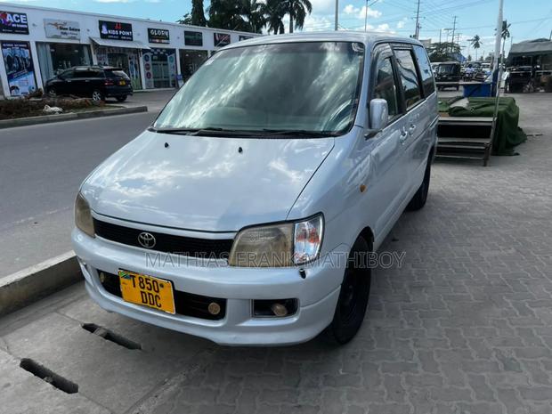 Toyota TownAce Noah 1999 Silver