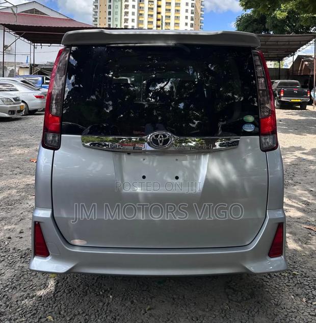 Toyota Noah 2014 Silver