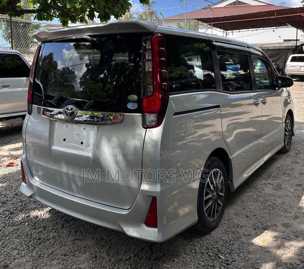Toyota Noah 2014 Silver