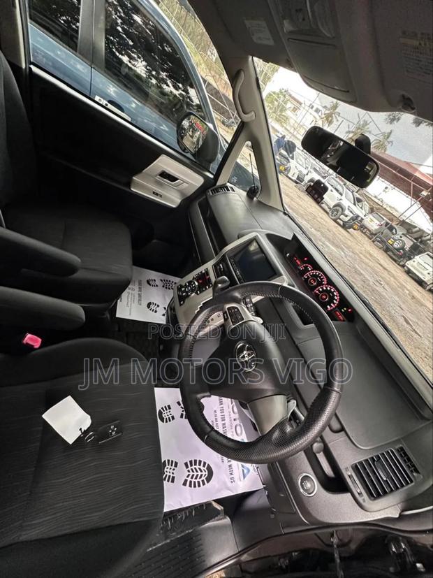 Toyota Noah 2011 Gray