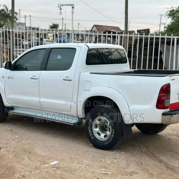 Toyota Hilux 2012 White