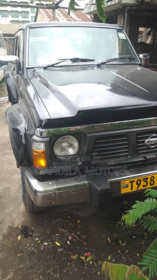 Nissan Patrol 2000 Black
