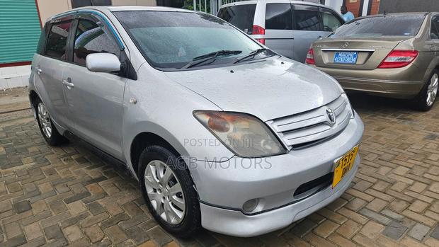 Toyota IST 2002 Silver