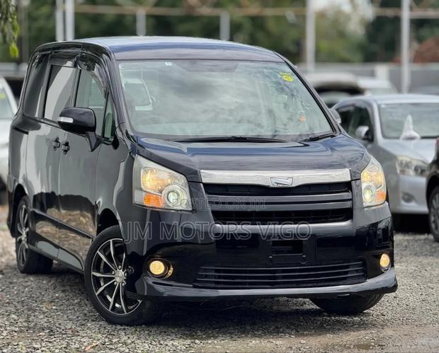 Toyota Noah 2.0 143hp AWD (7 Seater) 2007 Black