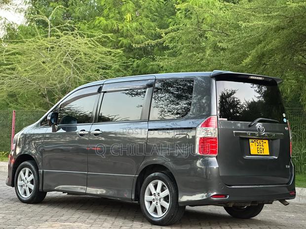 Toyota Noah 2007 Gray