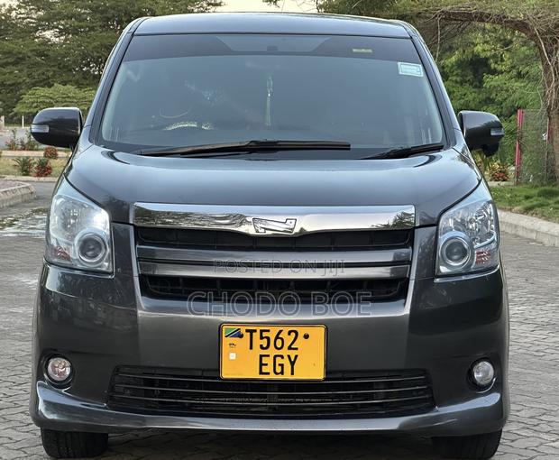 Toyota Noah 2007 Gray