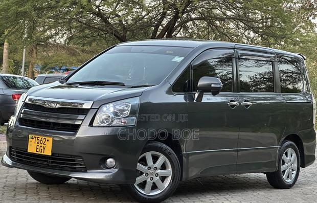 Toyota Noah 2007 Gray