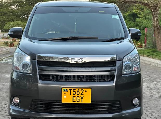 Toyota Noah 2007 Gray