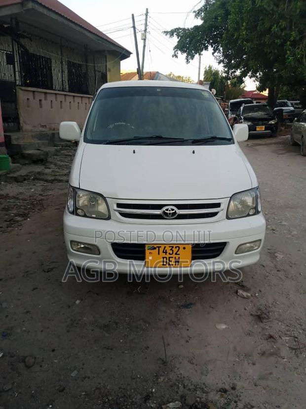 Toyota Noah 2004 White