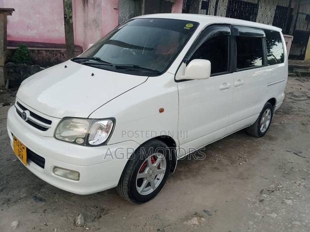 Toyota Noah 2004 White