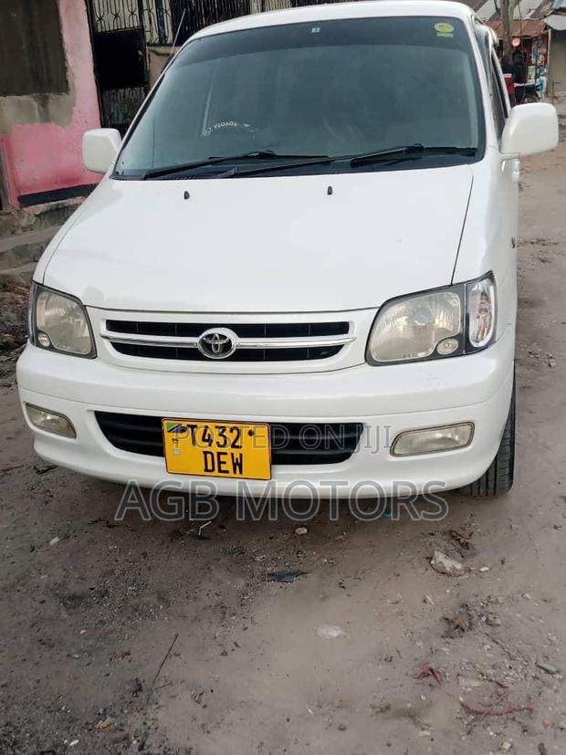 Toyota Noah 2004 White
