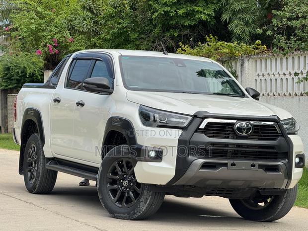 Toyota Hilux 2023 White