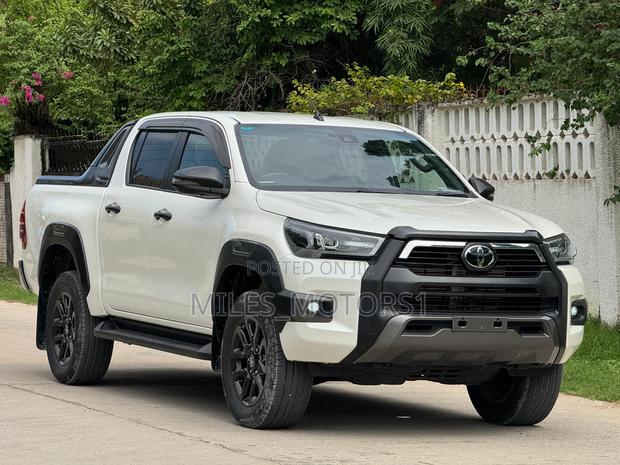 Toyota Hilux 2023 White