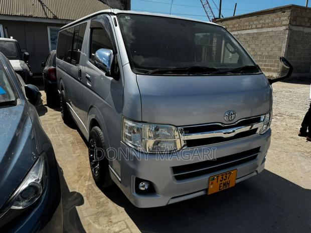Toyota HiAce 2010 Silver