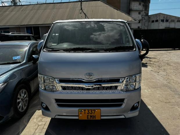 Toyota HiAce 2010 Silver