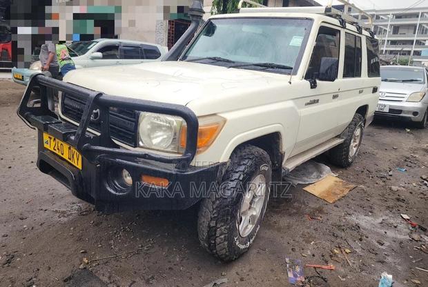 Toyota Land Cruiser 2012 White