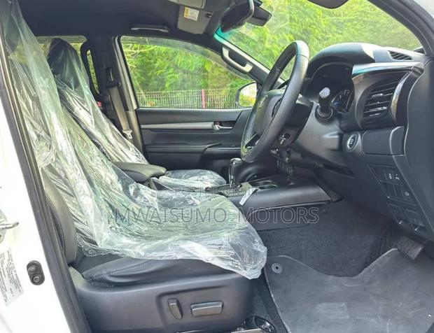 Toyota Hilux 2023 Off white