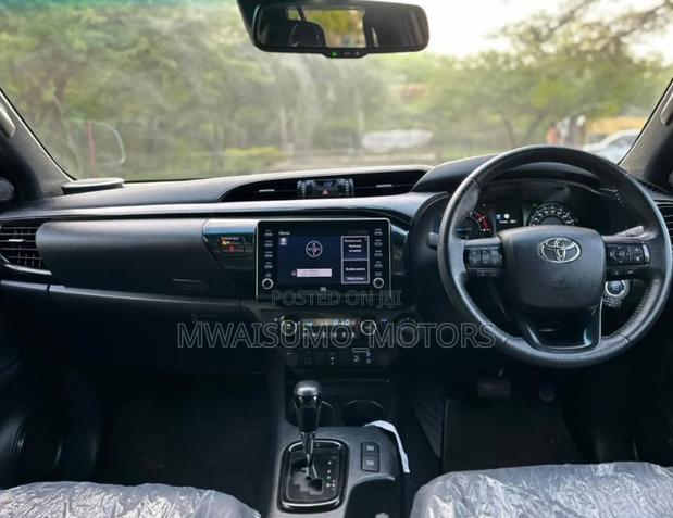 Toyota Hilux 2023 Off white