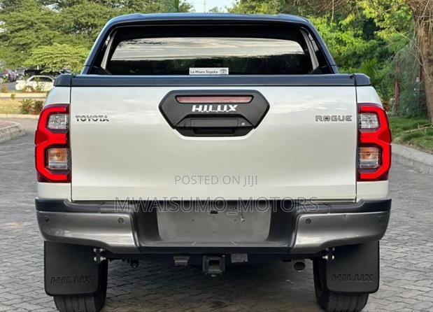 Toyota Hilux 2023 Off white