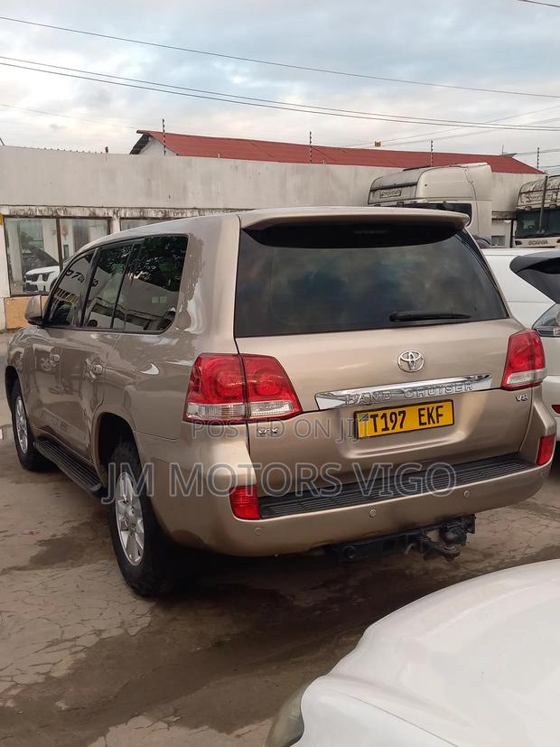 Toyota Land Cruiser 2010 Gold