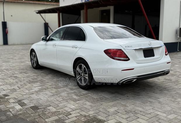 Mercedes-Benz E200 2016 Pearl