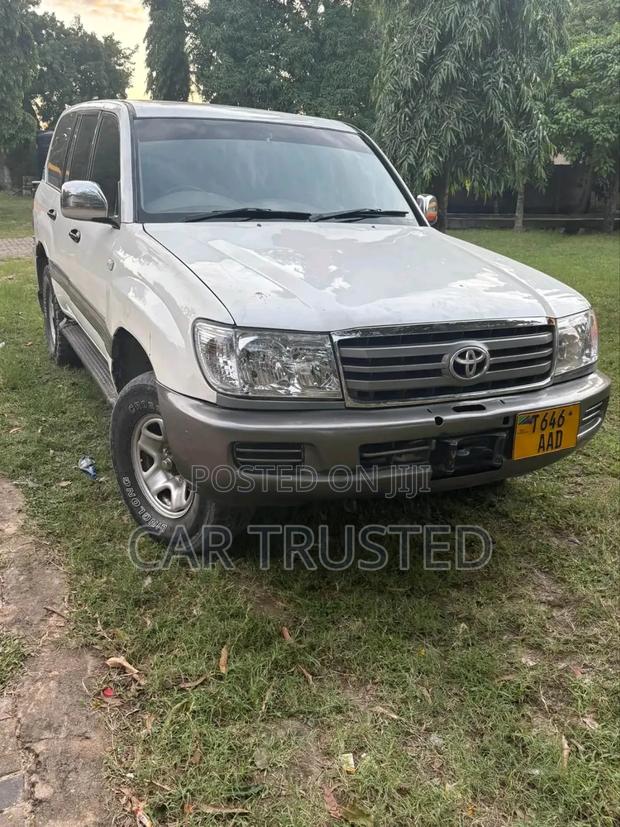 Toyota Land Cruiser HDJ 100 2003 White