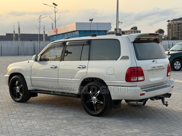 Toyota Land Cruiser 2001 White