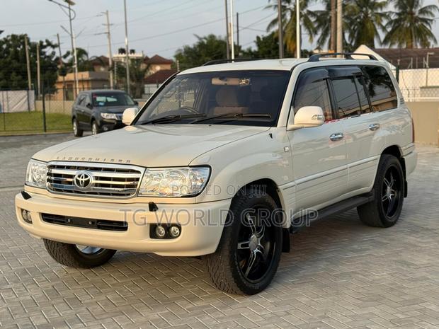 Toyota Land Cruiser 2001 White