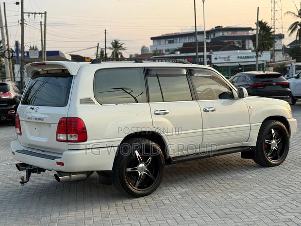 Toyota Land Cruiser 2001 White