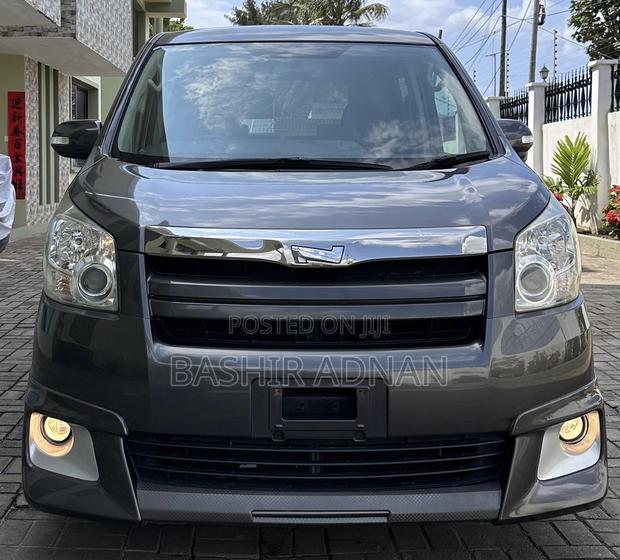Toyota Noah 2.0 143hp FWD (8 Seater) 2009 Gray