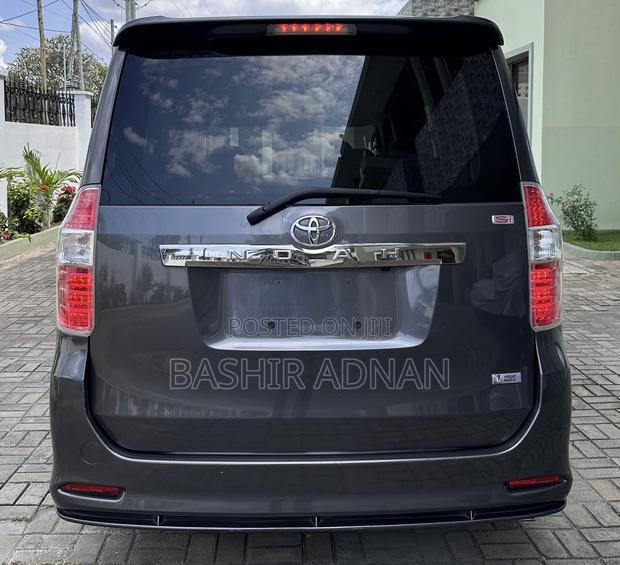 Toyota Noah 2.0 143hp FWD (8 Seater) 2009 Gray