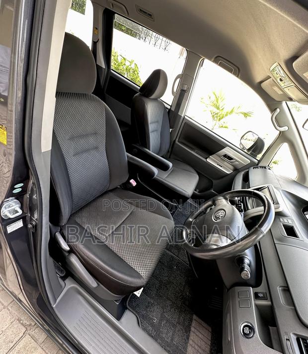 Toyota Noah 2.0 143hp FWD (8 Seater) 2009 Gray