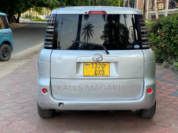 Toyota Sienta 2006 Silver