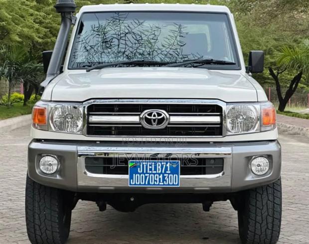 Toyota Land Cruiser 2013 White