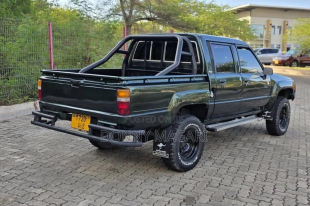 Toyota Hilux 2000 Black