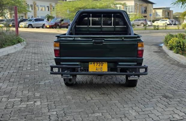 Toyota Hilux 2000 Black