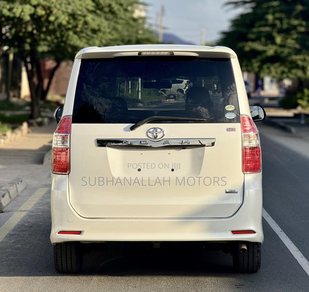 Toyota Noah 2.0 143hp AWD (8 Seater) 2009 White