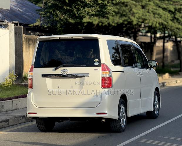 Toyota Noah 2.0 143hp AWD (8 Seater) 2009 White