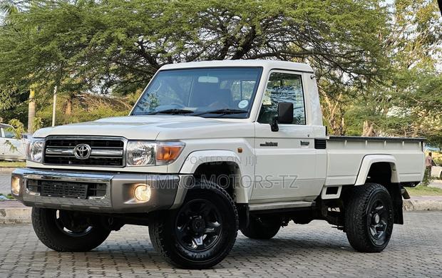 Toyota Land Cruiser 2016 White