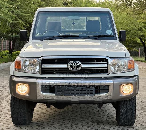 Toyota Land Cruiser 2016 White