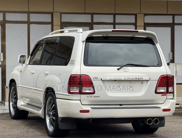 Toyota Land Cruiser 2001 White