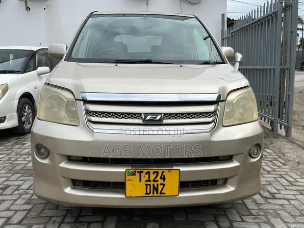 Toyota Noah 2006 Gold